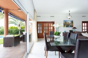Część wypoczynkowa w obiekcie Maravillosa Villa de Lujo con Piscina Privada