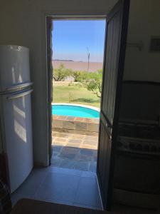 Bazén v ubytování Apartamento con excelente ubicación y vista al Rio y hermosa piscina súper disfrutable nebo v jeho okolí