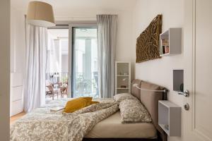 ein Schlafzimmer mit einem Bett und einem Balkon in der Unterkunft Porto Fluviale House in Rom