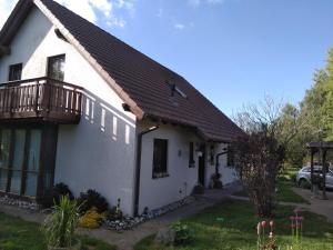 a white house with a balcony and a yard at "Kleine Hedwig" in Putbus