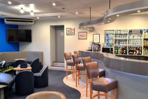 Majoituspaikan Hotel Le Circuit Le Mans baari tai lounge-tila