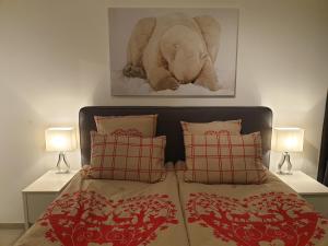 a bedroom with a bed with two lamps on both sides at Les Campanules in Bourg-Saint-Maurice