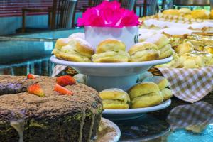 un buffet de pasteles y pasteles en una mesa en Hotel Golden Park Sorocaba & Convenções - by Nacional Inn en Sorocaba