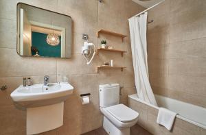 Ett badrum på Barcelona Sants Station Apartments
