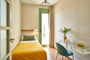 Кровать или кровати в номере Barcelona Sants Station Apartments