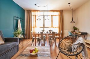 sala de estar y comedor con mesa y sillas en Barcelona Sants Station Apartments, en Barcelona
