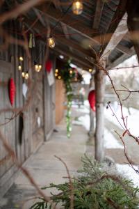 Una pasarela con luces de Navidad en un edificio en Raxti, en Kuldīga