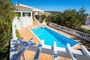 Villa con piscina y valla blanca en Monte Lemos 35, en Luz