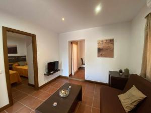 Televízia a/alebo spoločenská miestnosť v ubytovaní Apartamento con doble entrada y piscina compartida