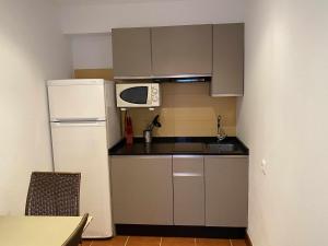 Kuchyňa alebo kuchynka v ubytovaní Apartamento con doble entrada y piscina compartida