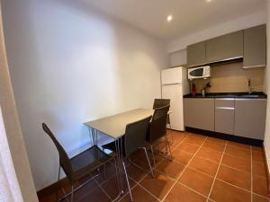 Kuchyňa alebo kuchynka v ubytovaní Apartamento con doble entrada y piscina compartida