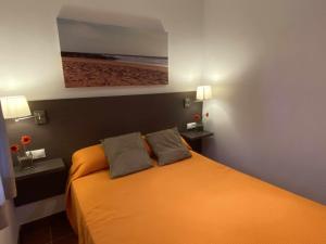 Posteľ alebo postele v izbe v ubytovaní Apartamento con doble entrada y piscina compartida