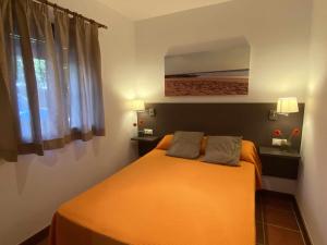 Posteľ alebo postele v izbe v ubytovaní Apartamento con doble entrada y piscina compartida