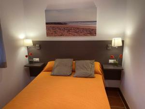 Posteľ alebo postele v izbe v ubytovaní Apartamento con doble entrada y piscina compartida