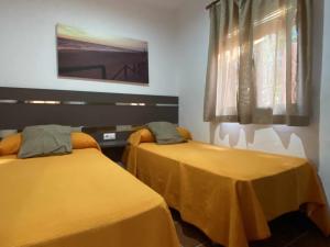 Posteľ alebo postele v izbe v ubytovaní Apartamento con doble entrada y piscina compartida