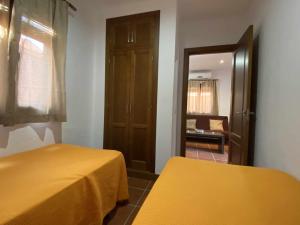 Posteľ alebo postele v izbe v ubytovaní Apartamento con doble entrada y piscina compartida