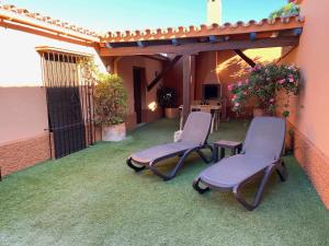 dwa krzesła i stół na patio w obiekcie Casa diáfana para parejas muy cerca de la playa w Kadyksie