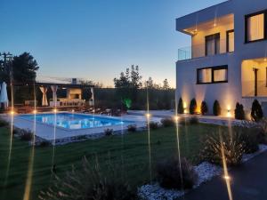 Bazén v ubytování Luxury Villa Reina nebo v jeho okolí