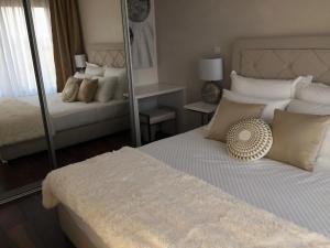 Postel nebo postele na pokoji v ubytování Luxury Villa Reina