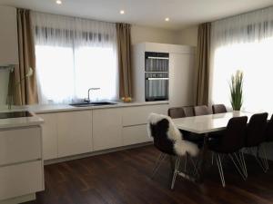 Kuchyň nebo kuchyňský kout v ubytování Luxury Villa Reina