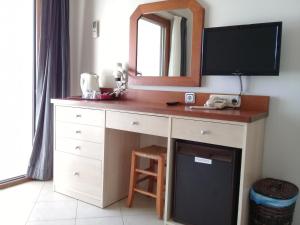 A television and/or entertainment centre at UzHan Beach Hotel