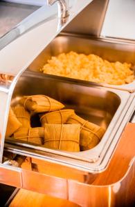 a tray of uncooked food in an oven at Hotel Chalé Capitólio in Capitólio