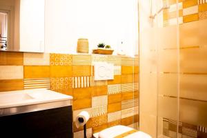 W łazience znajduje się toaleta, umywalka i prysznic. w obiekcie Appartamento Via delle Idee w Bolonii