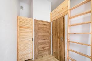 a room with a wooden door and a closet at JM Rooms Lubicz I in Krakow