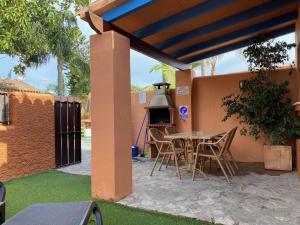 patio con mesa y horno al aire libre en Casa Familiar cerca de la playa piscina compartida, en Cádiz