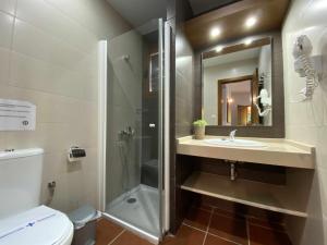 a bathroom with a sink and a shower and a toilet at Casa con jardín privado y piscina compartida in Cádiz +36 photos