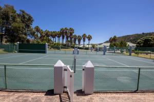 una cancha de tenis con una cancha de tenis en Riverclub Villas, en Plettenberg Bay 13 fotos más
