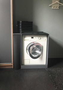 a washing machine in a corner of a room at Appartement Rotterdam Noord in Rotterdam