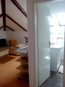 Pokój z kuchnią i salonem w obiekcie Apartment Damir w mieście Opatija