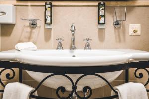 A bathroom at Hotel Reine Victoria by Laudinella