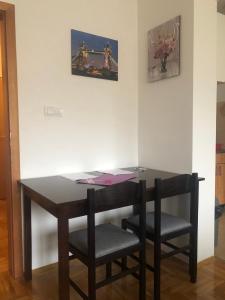 a small table with two chairs in a room at Tulipan in Sombor