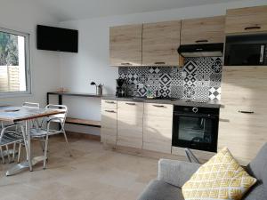 Kuchyň nebo kuchyňský kout v ubytování Petite Maison refaite à neuf proche plage