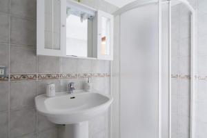 リオマッジョーレにあるGiovanna dei Rocca - appartamento sul mareのバスルーム(シンク、鏡、シャワー付)