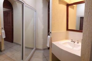 La salle de bains est pourvue d'un lavabo et d'une douche. dans l'établissement HOTEL XILONEN PALACE, à Jilotepec de Abasolo