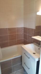 Bilik mandi di Chez Fifille appartement dans Honfleur parking privé