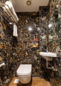 Et badeværelse på The Grand Shaurya