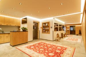 eine große Küche mit einem großen Teppich auf dem Boden in der Unterkunft Hotel & Chalet Bellevue in Lech am Arlberg