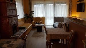 uma sala de estar com um sofá e uma mesa em Levendulás Vendégház em Zalaegerszeg