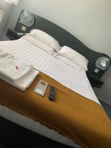 Rúm í herbergi á Hôtel Heod - Binic - Saint-Quay-Portrieux