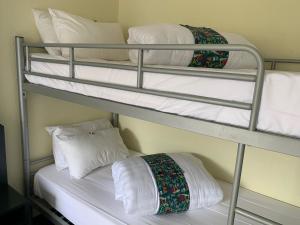 Rúm í herbergi á Hôtel Heod - Binic - Saint-Quay-Portrieux
