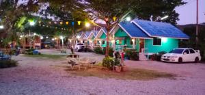 eine Reihe von Häusern mit einem davor geparkt in der Unterkunft Lung Teeb Paradise Chao Lao Resort in Chao Lao Beach