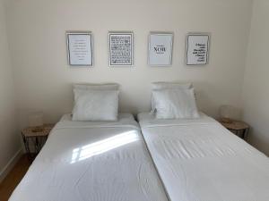 מיטה או מיטות בחדר ב-Bloom Cottage II