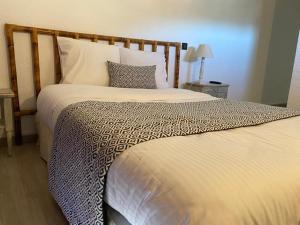 a bedroom with a large bed with a wooden headboard at Avocado Hôtel Restaurant in Saint-Jeannet