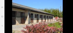 Un edificio con un montón de ventanas. en Le Cezembre gîte la Taniere en Moidrey