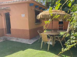 Ogród w obiekcie Casabungalow en complejo turístico con jardín pr