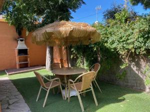 Ogród w obiekcie Casabungalow en complejo turístico con jardín pr